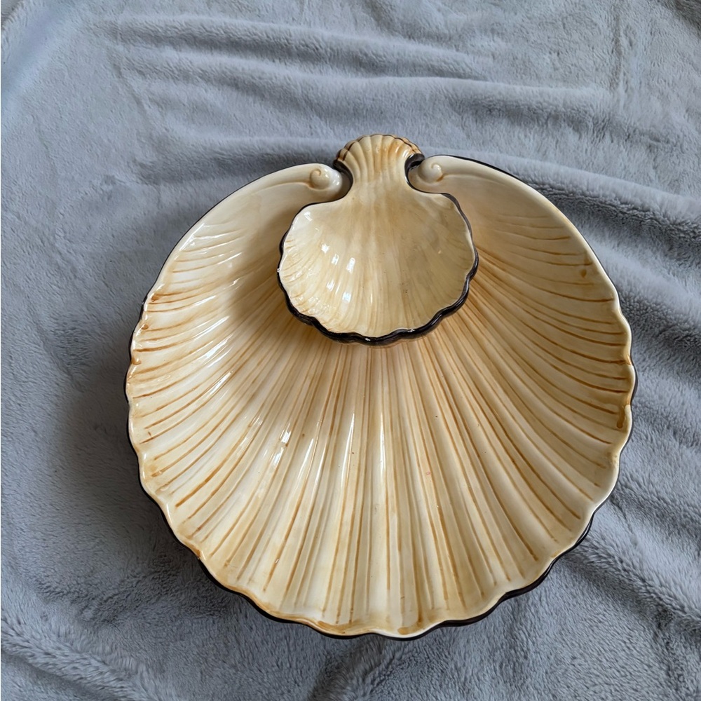 Elegant Shell-Shaped Ceramic Dish